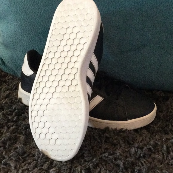 Youth Size 5 Adidas - Picture 3 of 4